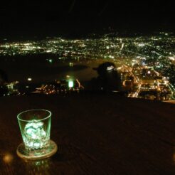 2007-09-22 19-23-35函館山の夜景とレストランのグラス<br>東北新幹線と東北本線で函館へ