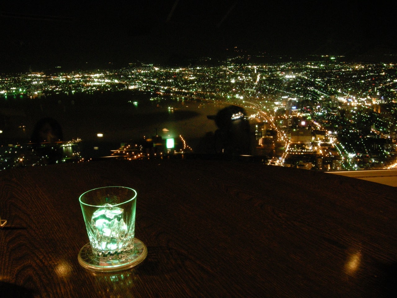 2007 09 22 19 23 35函館山の夜景とレストランのグラス