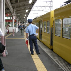 2007-09-29 13-04-04 西武鉄道高麗駅<br>西武線の特急で巾着田の彼岸花（曼珠沙華）を見に行った