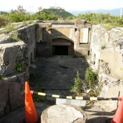 2007-09-23 14-40-07函館山の旧日本軍軍事施設<br>東北新幹線と東北本線で函館へ