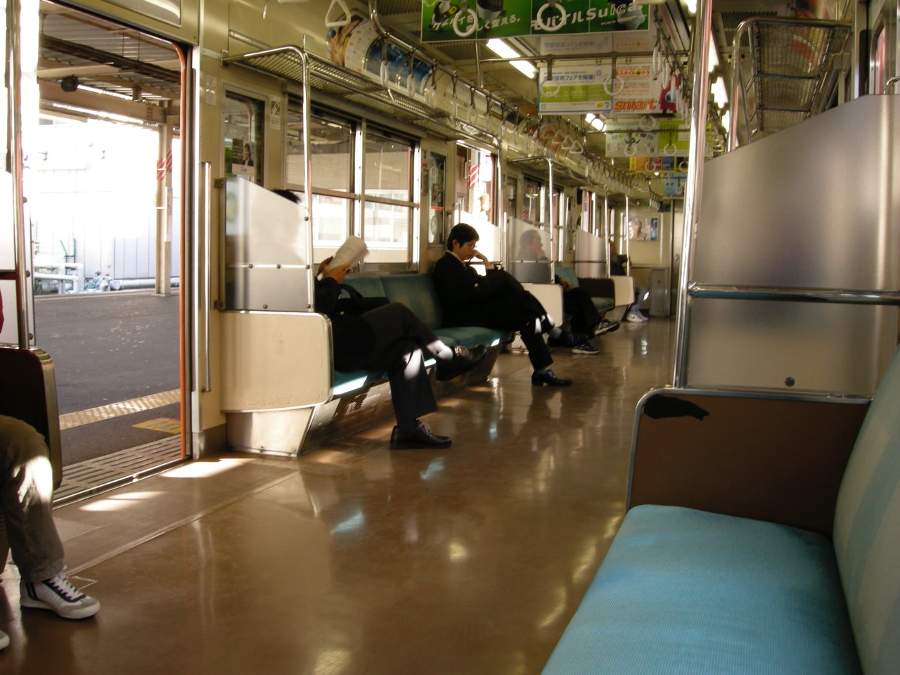 2007 11 24 10 06 19 中央線の車内