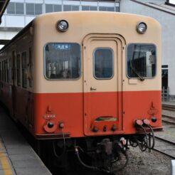 2007-12-22 12-05-42五井駅に止まる小湊鉄道の車両<br>市原市民の森のイルミネーションと小湊鉄道の旅