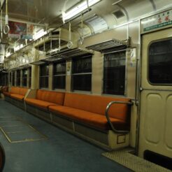 2007-12-22 18-37-50夜の小湊鉄道の車内<br>市原市民の森のイルミネーションと小湊鉄道の旅