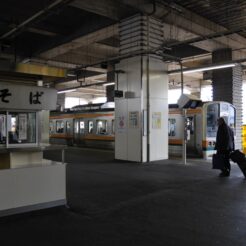 2007-12-08 10-42-32 小山駅のホームと立ち食いそば<br>小山から両毛線の旅