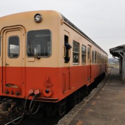 2007-12-22 14-10-24上総鶴舞駅を発車する小湊鉄道<br>市原市民の森のイルミネーションと小湊鉄道の旅