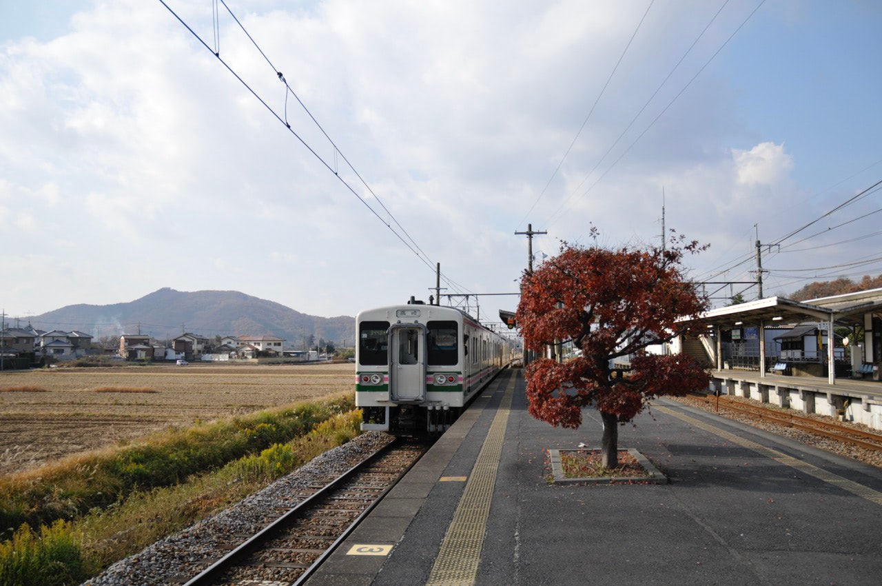 2007 12 08 11 51 35岩舟駅と駅前の畑