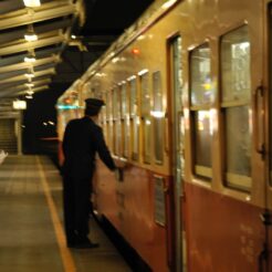 2007-12-22 19-31-59小湊鉄道五井駅でサボを変える車掌<br>市原市民の森のイルミネーションと小湊鉄道の旅