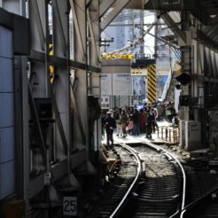 2008-01-03 12-56-56京急蒲田駅から駅伝で盛り上がる国道側を望む<br>京急蒲田駅付近連続立体交差事業が始まる中での箱根駅伝。選手が近づくと電車を止める伝統