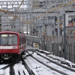 2008-02-03 16-09-25行きの京急蒲田駅の南側<br>雪の降り注ぐ京急蒲田駅南側