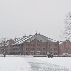 2008-02-03 15-14-00雪の横浜赤レンガ倉庫<br>雪の中を歩いた