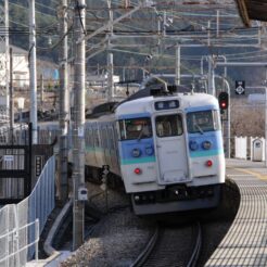 2008-03-15 15-57-02勝沼ぶどう郷駅を出る電車<br>甲府や勝沼、塩山を巡ったが花粉がひどくて落ち着かなかった