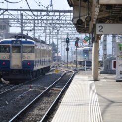 2008-03-15 15-51-12塩山駅を行き交う車両<br>甲府や勝沼、塩山を巡ったが花粉がひどくて落ち着かなかった