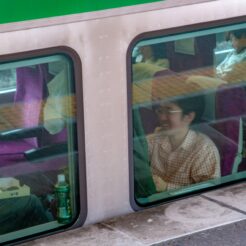 2008-06-21-09-39-26 高崎線の電車の車内で話しているCOTA<br>ダムに沈むために移転が予定されている川原湯温泉へのドライブ