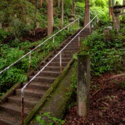 2008-06-21-13-56-47 川原湯温泉の神社への階段<br>ダムに沈むために移転が予定されている川原湯温泉へのドライブ