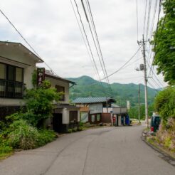 2008-06-21-15-00-04 川原湯温泉の通り<br>ダムに沈むために移転が予定されている川原湯温泉へのドライブ