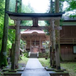 2008-06-21-14-03-22 川原湯温泉の神社<br>ダムに沈むために移転が予定されている川原湯温泉へのドライブ