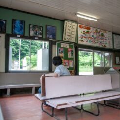 2008-06-21-15-25-44 川原湯温泉駅舎の待合室<br>ダムに沈むために移転が予定されている川原湯温泉へのドライブ