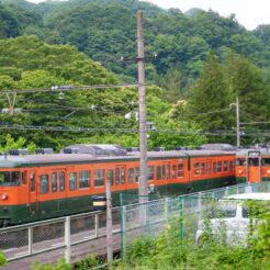 2008-06-21-15-19-21 川原湯温泉駅で行き違いを行う吾妻線の電車<br>ダムに沈むために移転が予定されている川原湯温泉へのドライブ