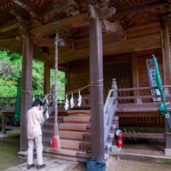 2008-06-21-14-02-33 川原湯温泉の神社に立つCOTA<br>ダムに沈むために移転が予定されている川原湯温泉へのドライブ