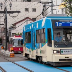 2008-09-14-15-39-24長崎市電と併用軌道の車<br>博多から特急かもめで長崎市を市電で巡った