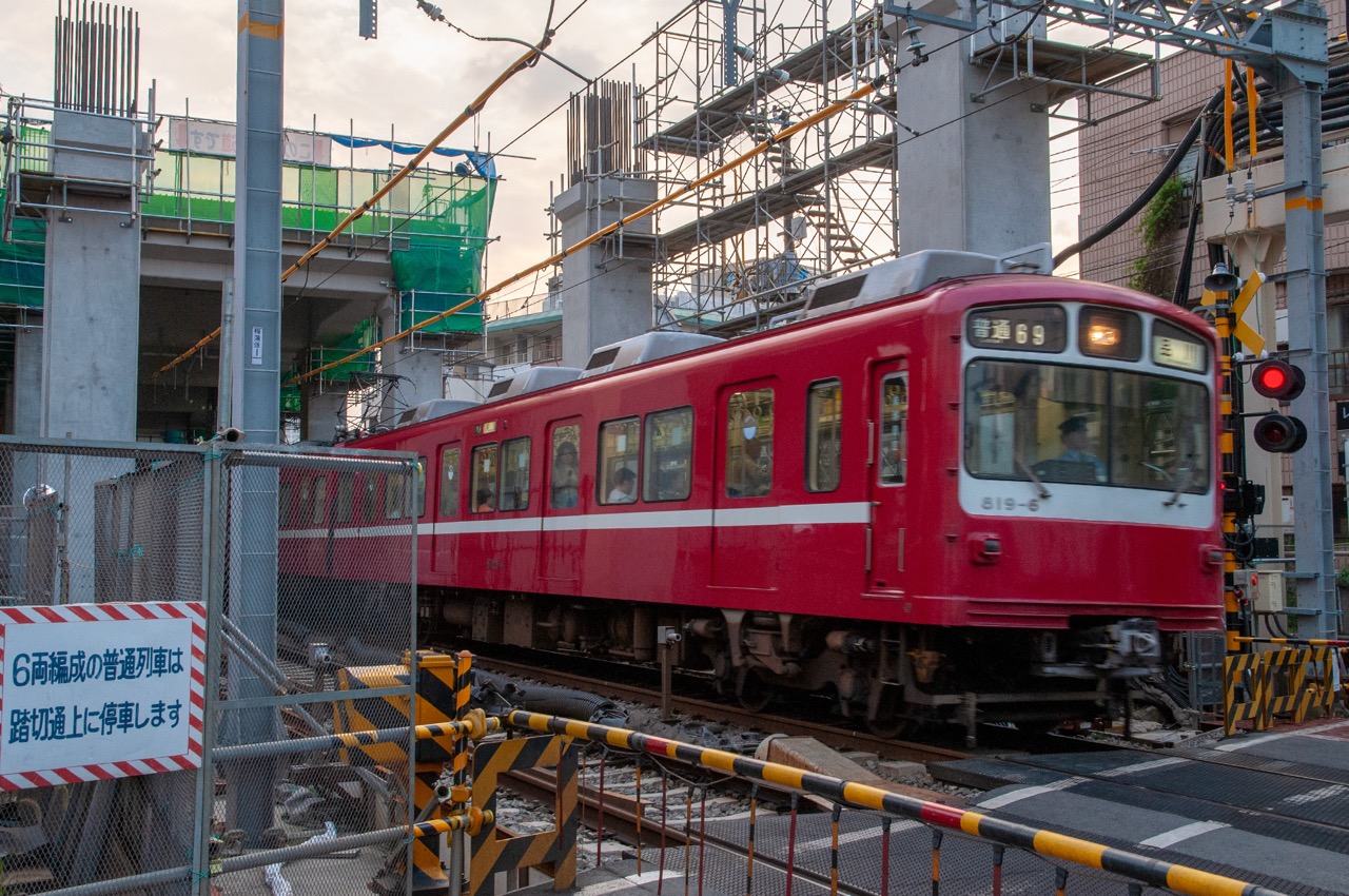 2008 10 18 16 26 56高架化工事の進む梅屋敷駅