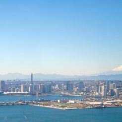 2008-12-07-11-54-17横浜火力発電所の煙突から富士山とランドマークタワー方向<br>横浜火力発電所の個別見学