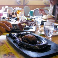 2009-02-22-15-39-20ハンバーグの さわやか 富士鷹岡店<br>朝いきなり家に来てご飯食べに行こうかと車で連行されて富士宮でさわやかのハンバーグを食べてソフトクリームを食べて帰った