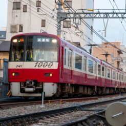 2010-05-16-04-51-14 上り線高架化の最終チェックを行う始発列車（横浜方面から逆走して羽田空港へ渡る確認）<br>京急蒲田駅付近連続立体交差事業で一晩で上り線を高架化した工事の記録