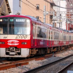 2010-05-16-05-56-59 羽田空港駅国際線ターミナル駅開業ラッピングをまとった上り線高架化後の羽田空港行き快特の一番電車<br>京急蒲田駅付近連続立体交差事業で一晩で上り線を高架化した工事の記録