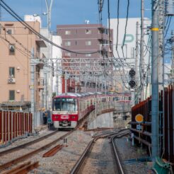 2010-05-16-06-14-22 工事箇所を通過する快特電車<br>京急蒲田駅付近連続立体交差事業で一晩で上り線を高架化した工事の記録