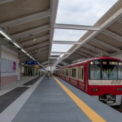 2010-05-16-06-56-42 梅屋敷駅 将来の下ホームを上りホームとして利用<br>京急蒲田駅付近連続立体交差事業で一晩で上り線を高架化した工事の記録