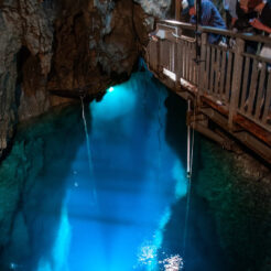 2010-05-04-15-15-44岩泉の竜泉洞の水底を見つめる人々<br>岩泉の龍泉洞と岩泉線、盛岡の桜と小岩井農場を巡る