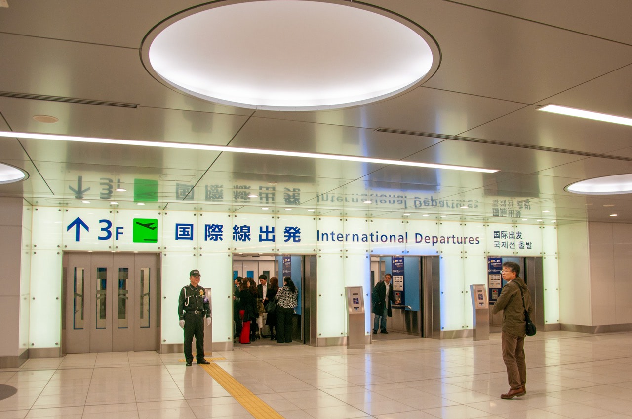 2010 10 31 14 52 27 羽田空港のターミナルとは大型エレベーターで移動できる