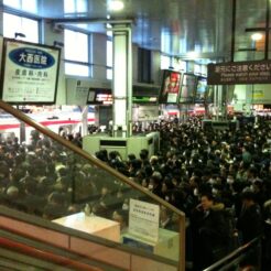 2011-03-17 17-24-52東日本大震災後に電力逼迫で運転を見合わせる告知で一斉に帰宅した人たちで大混乱となる京急品川駅<br>東京電力福島第一原子力発電所で起きた爆発事故で電力が逼迫している