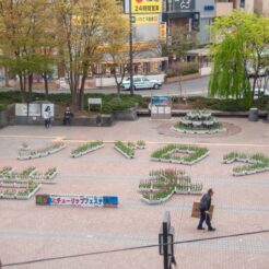 2011-05-07-10-07-51 東日本大震災後、がんばろう岩手と花壇で表現された盛岡駅前<br>東日本大震災で津波の影響を受けた場所を辿る