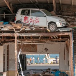 2011-05-07-14-24-35 東日本大震災による津波で流された車と復興に向けて歩み始める人々<br>東日本大震災で津波の影響を受けた場所を辿る