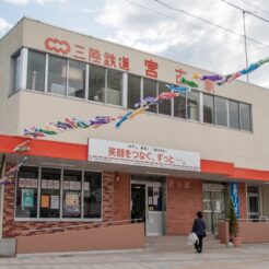 2011-05-07-15-46-32 三陸鉄道の宮古駅の駅舎<br>東日本大震災で津波の影響を受けた場所を辿る