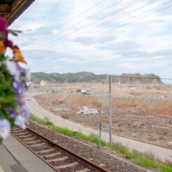 2011-05-07-16-40-57 東日本大震災の津波で被災した田老駅前と田老駅の花<br>東日本大震災で津波の影響を受けた場所を辿る