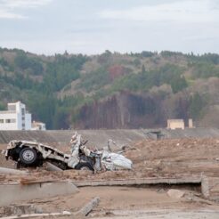 2011-05-07-16-50-15 東日本大震災の津波で被災した三陸鉄道 田老駅前と車<br>東日本大震災で津波の影響を受けた場所を辿る