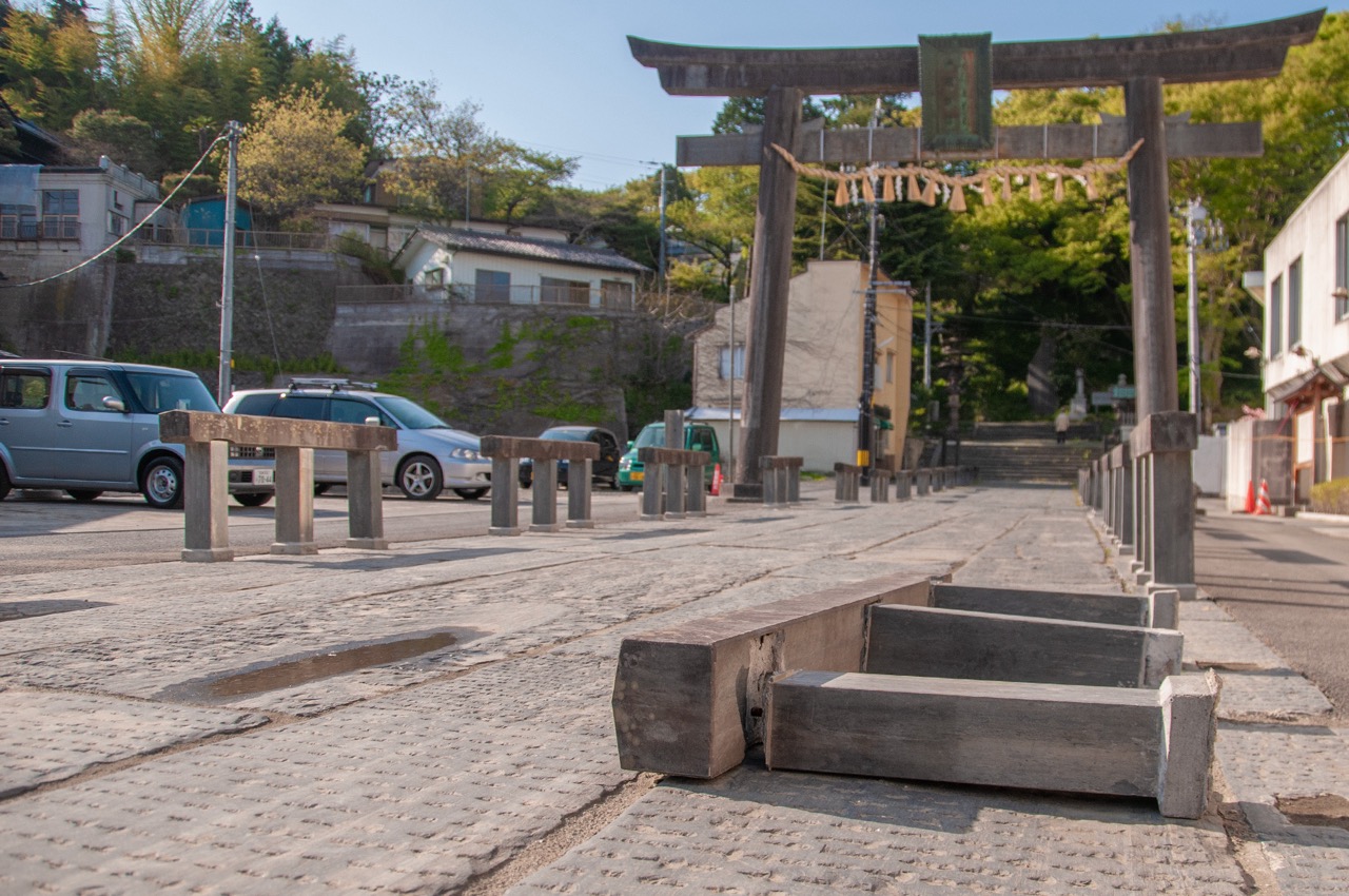 2011 05 08 15 51 06 東日本大震災によって倒壊したものをそのままにしている塩竈神社