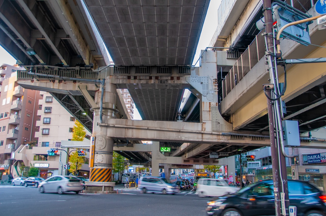 2011 12 10 16 12 56麻布十番の首都高速道路の高架と交差点