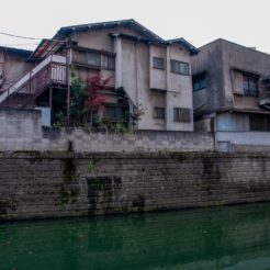 2011-12-10-15-24-36麻布の川からみる街並み<br>麻布十番から東京タワー、浜松町までの散歩