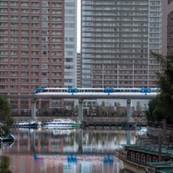 2012-01-15-10-57-12芝浦の高層ビルとモノレールと水路<br>東品川から泉岳寺を巡り、品川神社や品川宿の裏路地を眺めながら東品川・天王洲を歩く