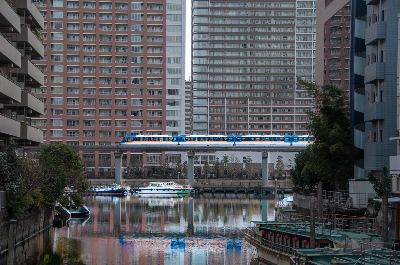 2012 01 15 10 57 12芝浦の高層ビルとモノレールと水路