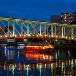 2012-01-15-17-23-32東品川 天王洲ふれあい橋と屋形船の夜景<br>東品川から泉岳寺を巡り、品川神社や品川宿の裏路地を眺めながら東品川・天王洲を歩く