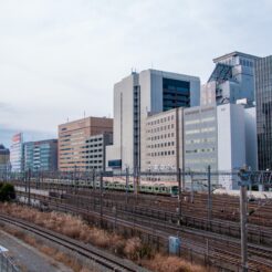 2012-01-15-11-14-12泉岳寺の再開発が予定される地区のビル<br>東品川から泉岳寺を巡り、品川神社や品川宿の裏路地を眺めながら東品川・天王洲を歩く