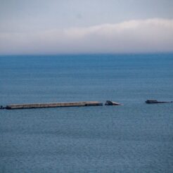 2012-08-13-10-57-31津波で破壊された釜石湾の湾口防波堤・拡大<br>仙台から松島を経て南三陸に泊まり、志津川や釜石・宮古・小本までの震災の傷跡をみる旅