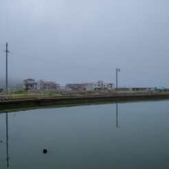 2012-08-13-05-32-51南三陸 八幡川から志津川港川を望む<br>仙台から松島を経て南三陸に泊まり、志津川や釜石・宮古・小本までの震災の傷跡をみる旅