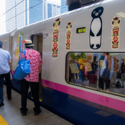 2012-08-12-09-07-56東京駅 アロハシャツを着た新幹線の清掃員<br>仙台から松島を経て南三陸に泊まり、志津川や釜石・宮古・小本までの震災の傷跡をみる旅