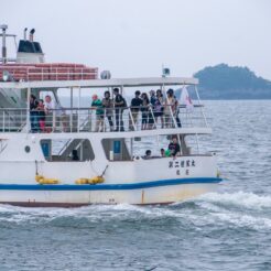 2012-08-12-13-27-22松島港沖で別の遊覧船とすれ違う<br>仙台から松島を経て南三陸に泊まり、志津川や釜石・宮古・小本までの震災の傷跡をみる旅